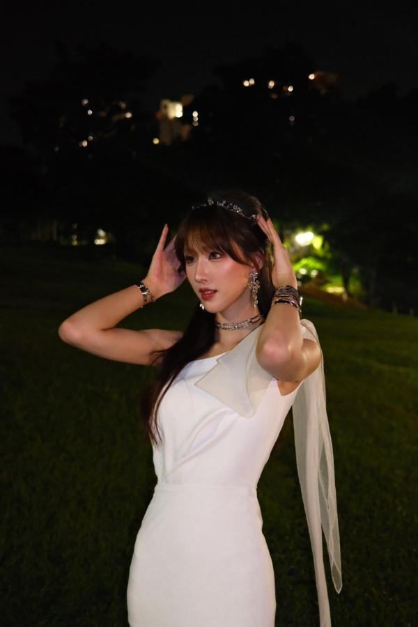玄战Jenny｜甄敏芳获封新一代入屋女神人气急升！白色仙气造型如真人雅典娜超惊艳