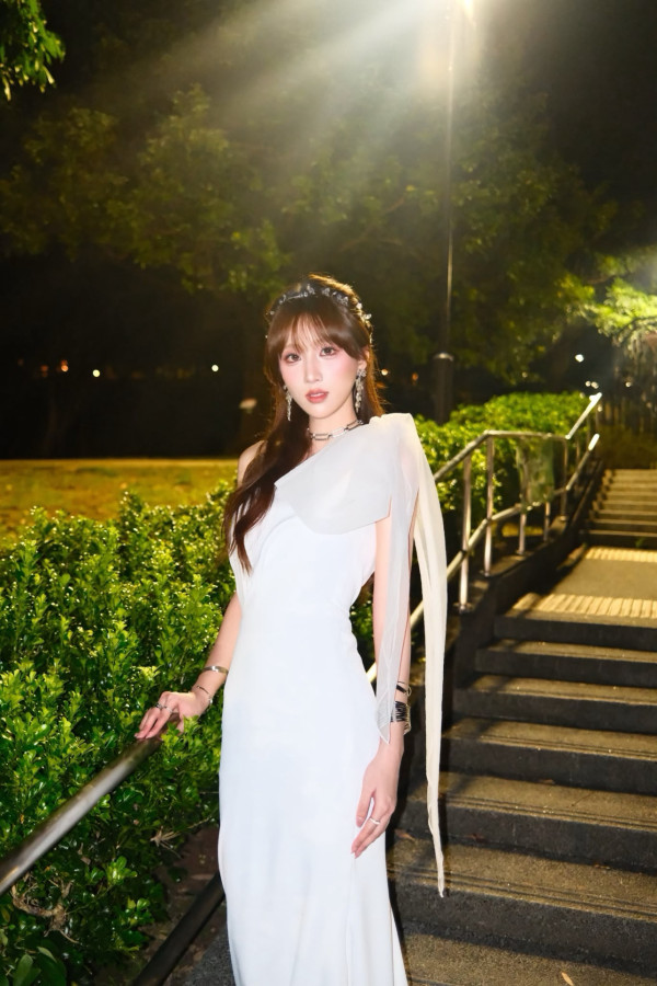 玄战Jenny｜甄敏芳获封新一代入屋女神人气急升！白色仙气造型如真人雅典娜超惊艳