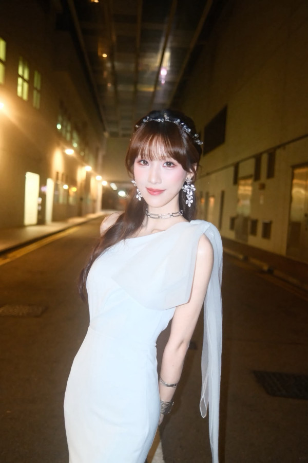 玄战Jenny｜甄敏芳获封新一代入屋女神人气急升！白色仙气造型如真人雅典娜超惊艳