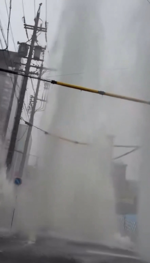 有片!名古屋遇破紀錄世紀暴雨 道路積水成河鐵軌被淹 市內交通癱瘓全線學校停課