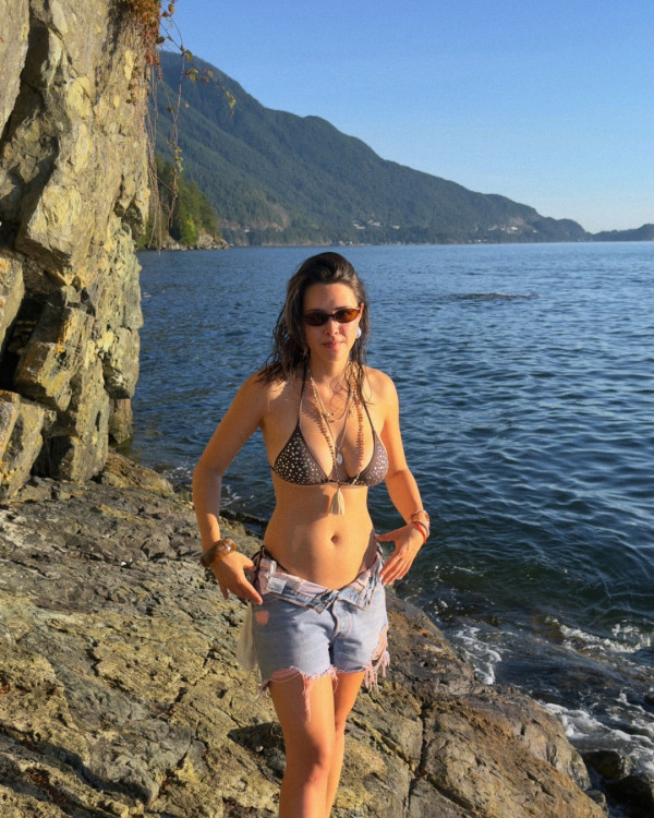 “最狂野星二代”极少布比基尼大解放！谷尽事业线前凸后翘获赞大女儿最像妈妈