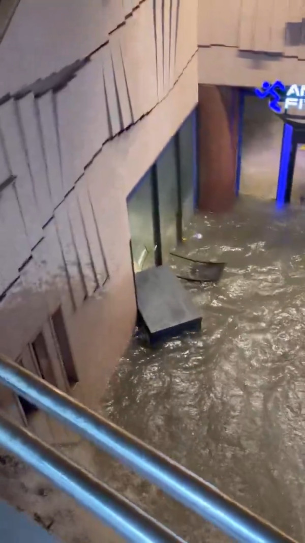 有片!名古屋遇破紀錄世紀暴雨 道路積水成河鐵軌被淹 市內交通癱瘓全線學校停課