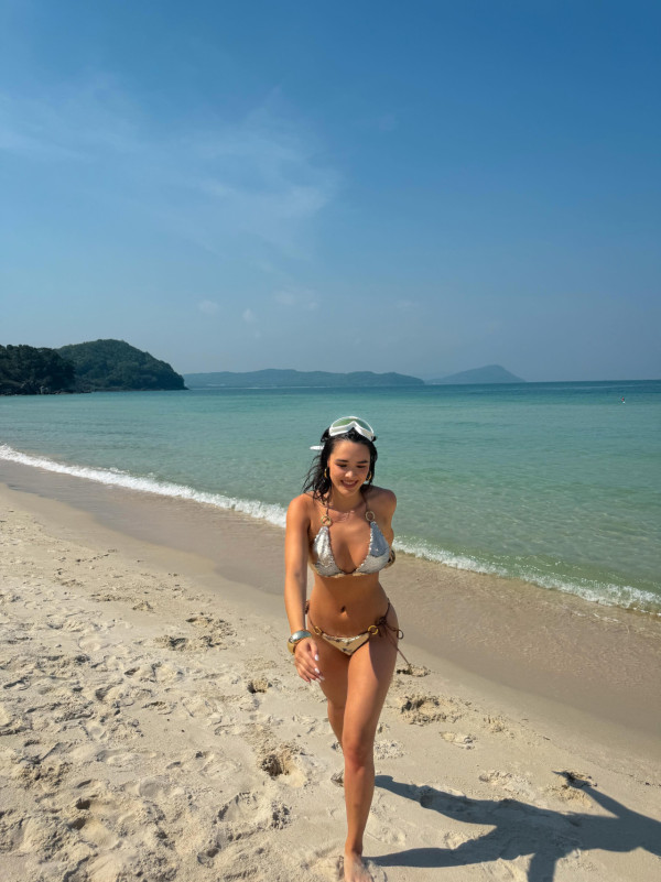 “最狂野星二代”极少布比基尼大解放！谷尽事业线前凸后翘获赞大女儿最像妈妈
