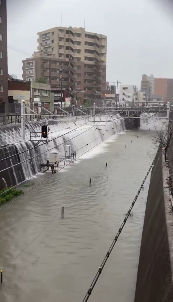 有片!名古屋遇破紀錄世紀暴雨 道路積水成河鐵軌被淹 市內交通癱瘓全線學校停課