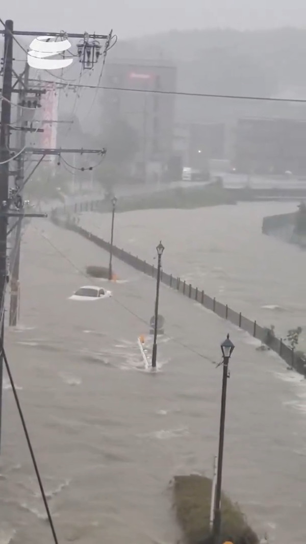 有片!名古屋遇破紀錄世紀暴雨 道路積水成河鐵軌被淹 市內交通癱瘓全線學校停課