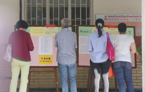 在“自行分配学位”阶段,家长选校可不受校网及地区限制,自由向全港任何一间官立或资助小学递交申请。(图片来源:教育局)