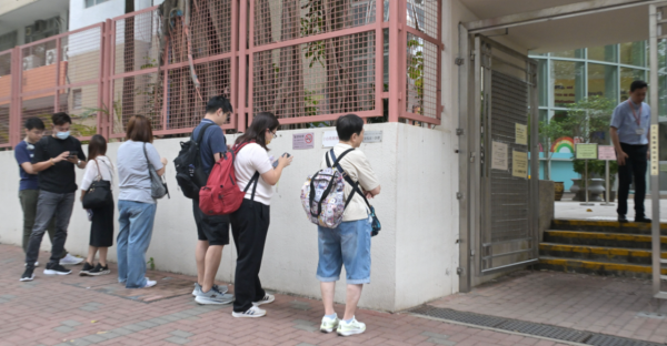所有于2027年9月入学时年满5岁8个月,且尚未入读小学及从未获派小学一年级学位,均可申请参加2027年9月入学的“小学入学统筹办法”。(图片来源:HKET)