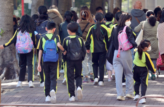 所有于2027年9月入学时年满5岁8个月,且尚未入读小学及从未获派小学一年级学位,均可申请参加2027年9月入学的“小学入学统筹办法”。(图片来源:HKET)