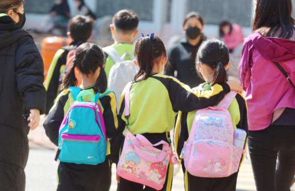 所有於2027年9月入學時年滿5歲8個月,且尚未入讀小學及從未曾獲派小一學位,均可申請參加2027年9月入學的「小一入學統籌辦法」。(圖片來源︰HKET)