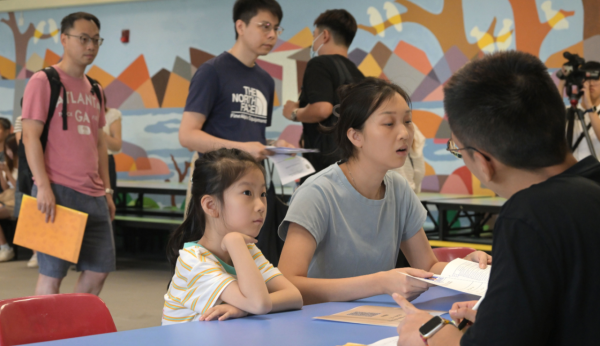 所有於2027年9月入學時年滿5歲8個月,且尚未入讀小學及從未曾獲派小一學位,均可申請參加2027年9月入學的「小一入學統籌辦法」。(圖片來源︰HKET)