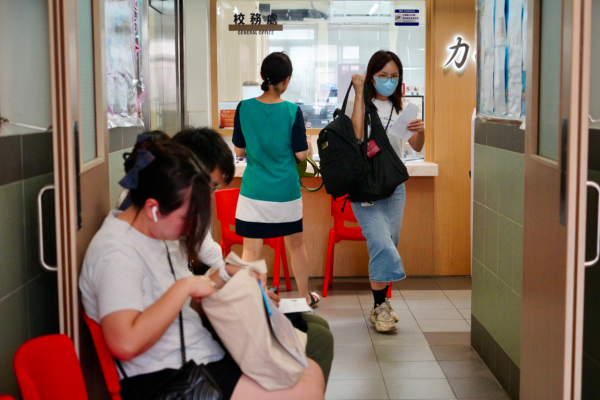 大约定在6月上旬,派位结果以邮寄方式派递至家长住址;家长亦可选择透过“小学入学电子平台”或SMS接收结果。(图片来源:教育局)