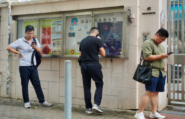 在“自行分配学位”阶段,家长选校可不受校网及地区限制,自由向全港任何一间官立或资助小学递交申请。(图片来源:教育局)