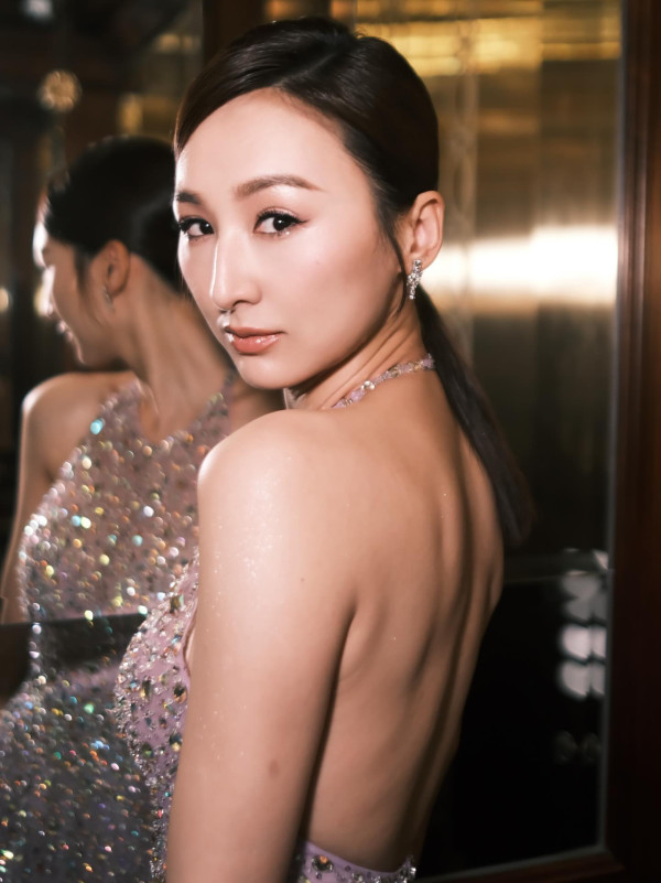 高海宁亲笔签名小卡炒至5位数天价！升价400倍极夸张惹网友热议：有人买吗？