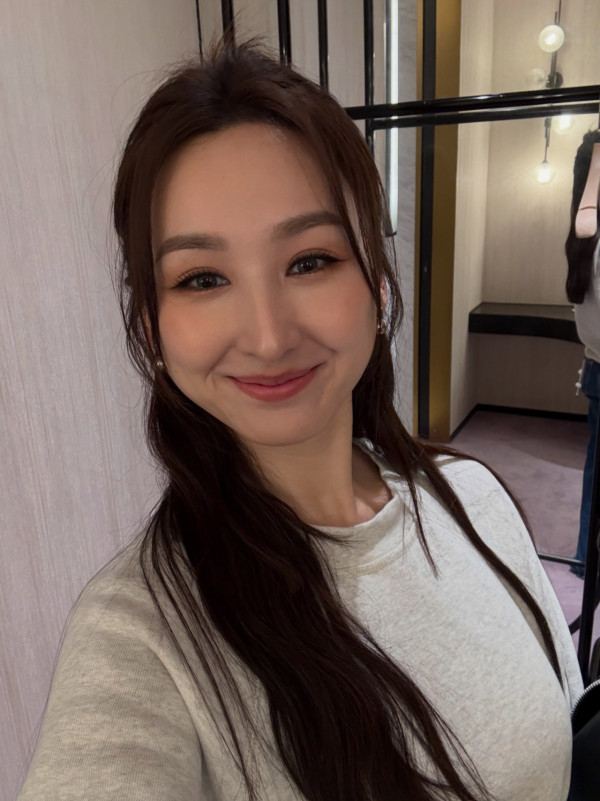 高海宁亲笔签名小卡炒至5位数天价！升价400倍极夸张惹网友热议：有人买吗？