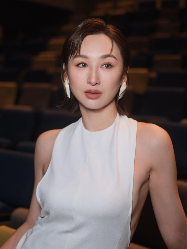 高海宁亲笔签名小卡炒至5位数天价!升价400倍极夸张惹网友热议:有人买吗?