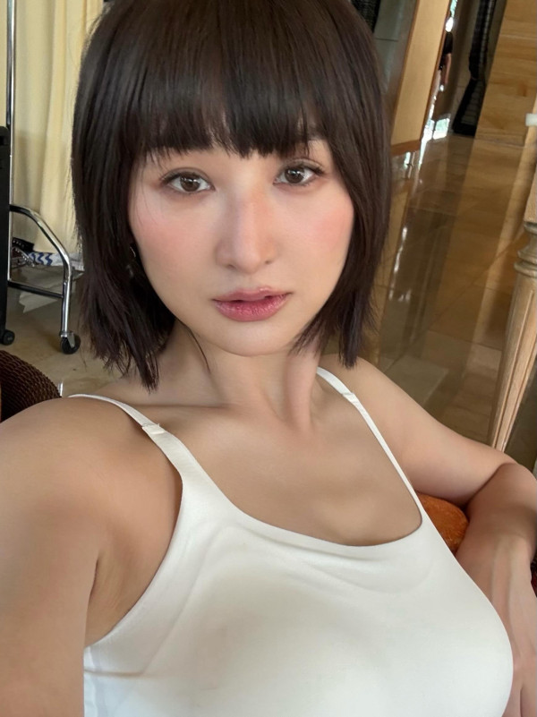 高海宁亲笔签名小卡炒至5位数天价！升价400倍极夸张惹网友热议：有人买吗？