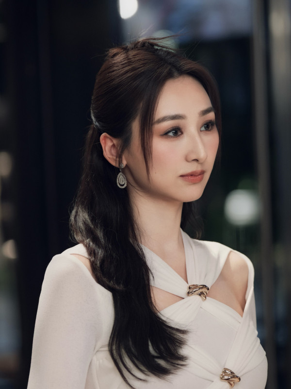 高海宁亲笔签名小卡炒至5位数天价！升价400倍极夸张惹网友热议：有人买吗？