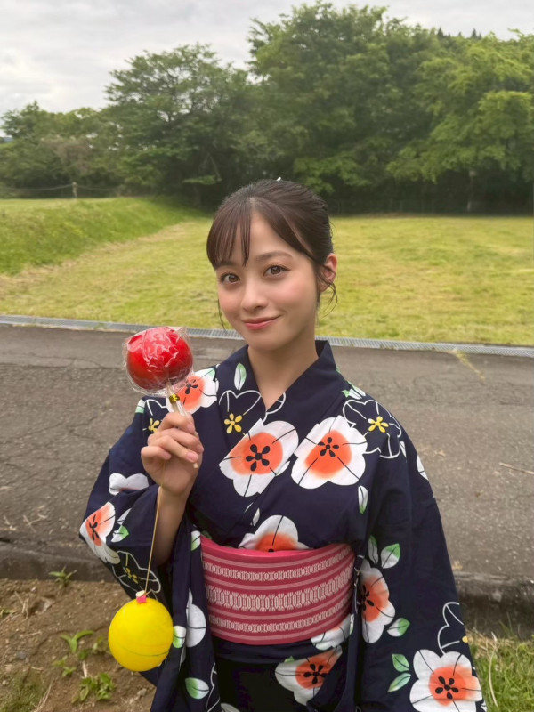 日本女星橋本環奈新加坡「大解放」甩女神包袱!腳踩16萬日圓Hermès涼鞋成亮點