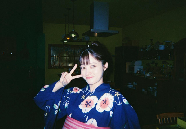 日本女星橋本環奈新加坡「大解放」甩女神包袱!腳踩16萬日圓Hermès涼鞋成亮點