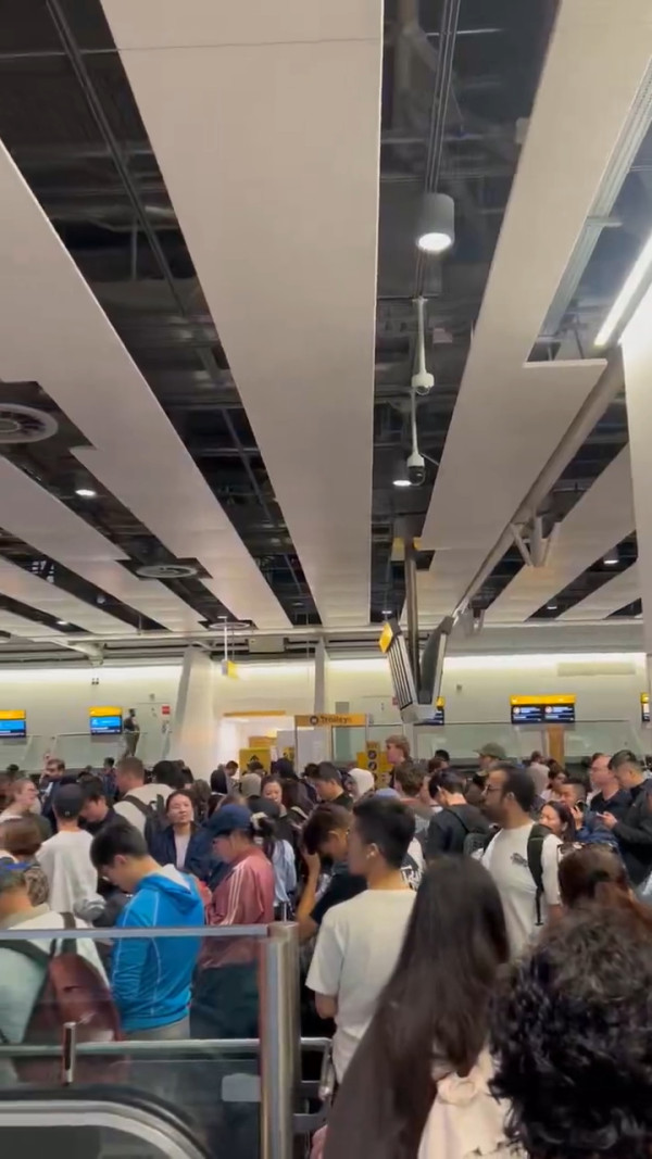 英國空中交通管制系統突發故障 全國逾千航班取消 希斯路機場混亂恐持續
