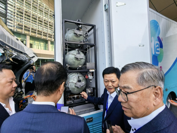 3 分鐘加氫續航 551 公里 慶鈴 M600 成全港首款獲認證右軚氫能商用車