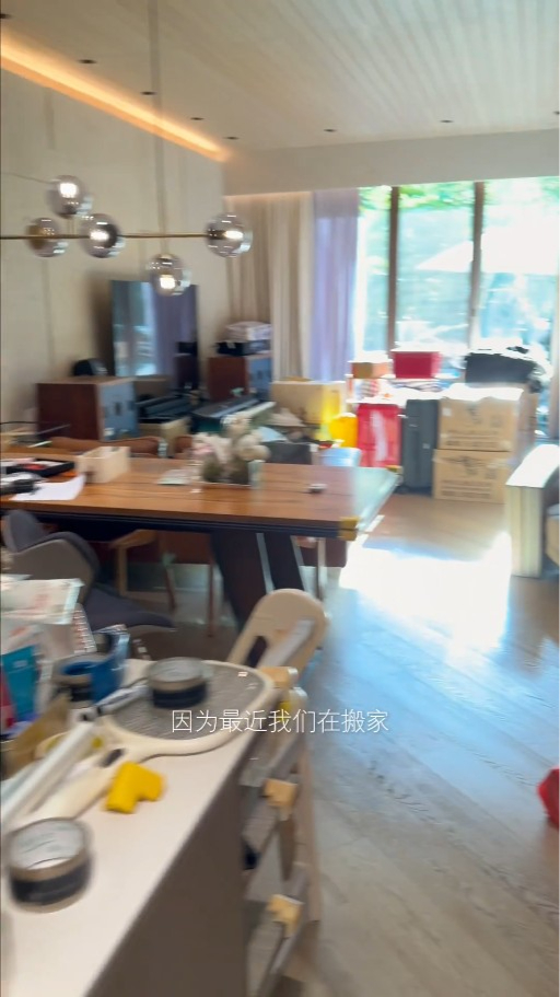 张宝儿越搬越大复式豪宅新居曝光!豪设儿童弹床专区 比6600万旧居更震撼