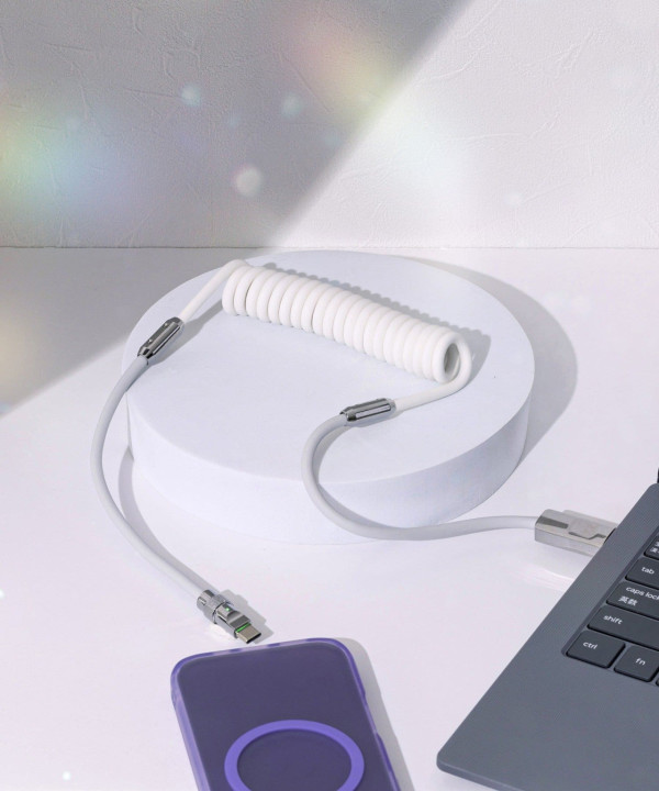 圖片來源:3COINS官網 日本3COINS新品|1.8米彈簧伸縮充電線 旅行充電超方便、自駕遊必備