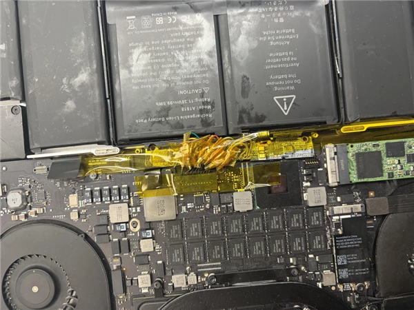 MacBook 買錯電池點算？事主用「這兩招」硬駁成功開機　網民睇到驚：隨時起火！
