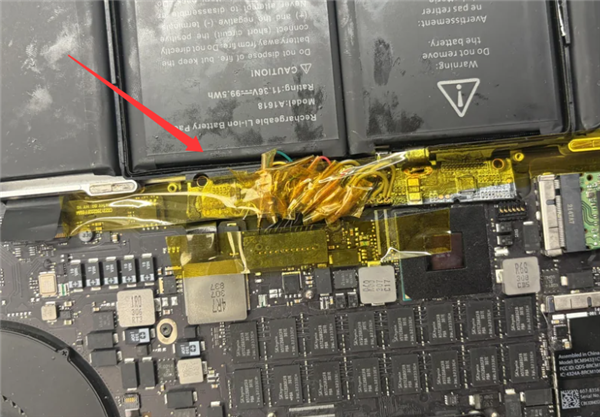 MacBook 買錯電池點算？事主用「這兩招」硬駁成功開機　網民睇到驚：隨時起火！