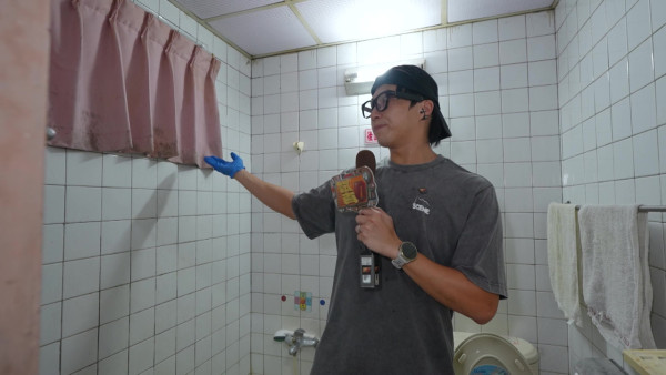 試真D唷｜吳業坤聞發霉廁所拖鞋連環作嘔 綜藝感爆發衝出走火通道江美儀笑翻