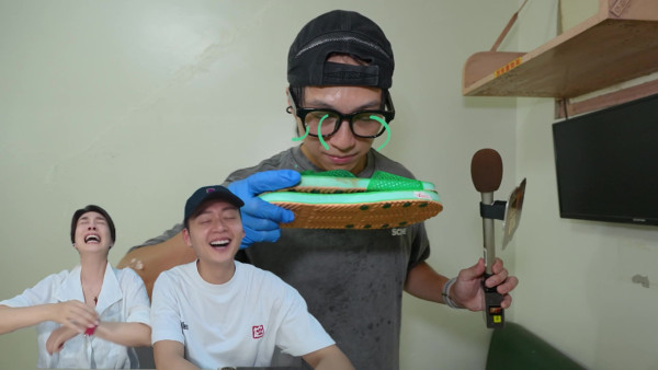 試真D唷｜吳業坤聞發霉廁所拖鞋連環作嘔 綜藝感爆發衝出走火通道江美儀笑翻