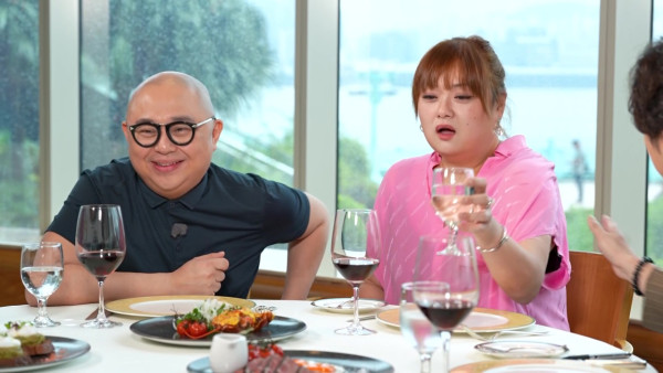 《老表》自助餐經典再續！酒店圓枱命名「Vivienne枱」 細細粒直呼：我覺得自己好勁