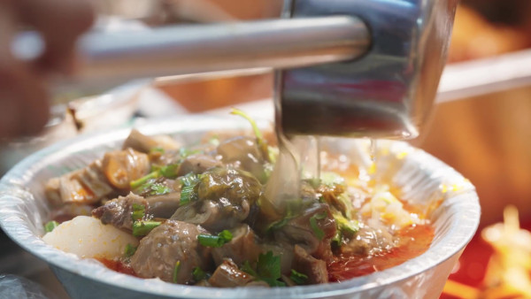 王祖藍廣西夜市¥100食勻7大美食！大膽挑戰「炸昆蟲雜錦」激讚：口感似食薯條