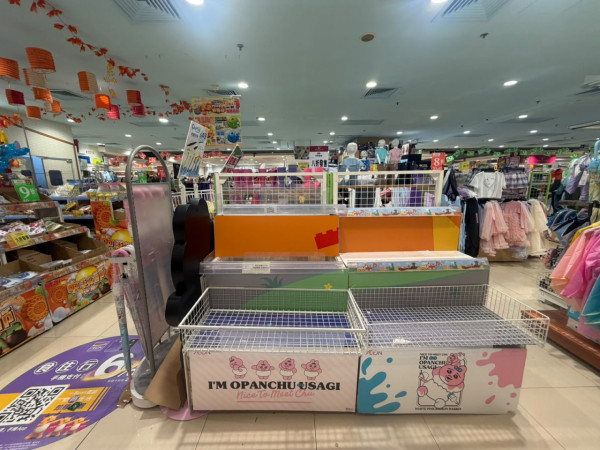 AEON屯门店清货大减价！婴幼儿服饰及男女装低至$20 部分货架清空掀结业疑云