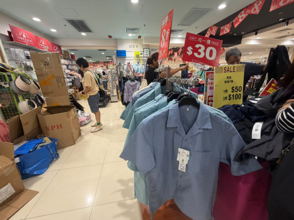 AEON屯门店清货大减价！婴幼儿服饰及男女装低至$20 部分货架清空掀结业疑云