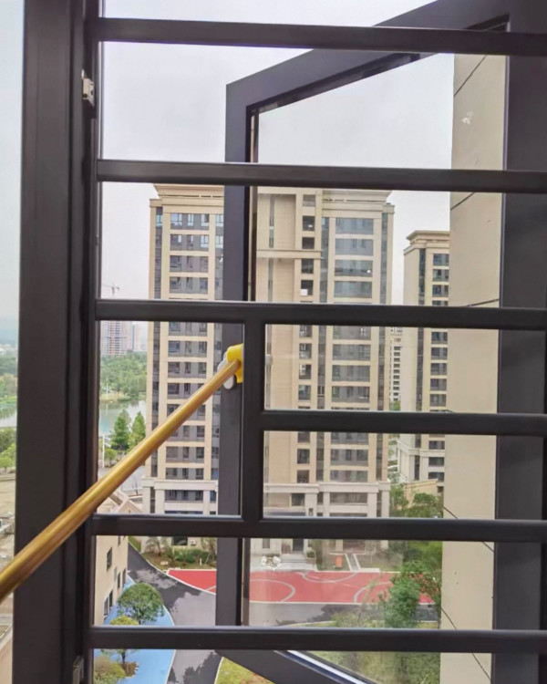 公屋必備開窗神器！$15 告別危險爬高爬低！網民加揭零成本替代法寶