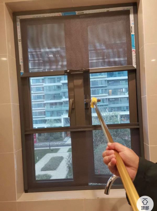 公屋必備開窗神器！$15 告別危險爬高爬低！網民加揭零成本替代法寶