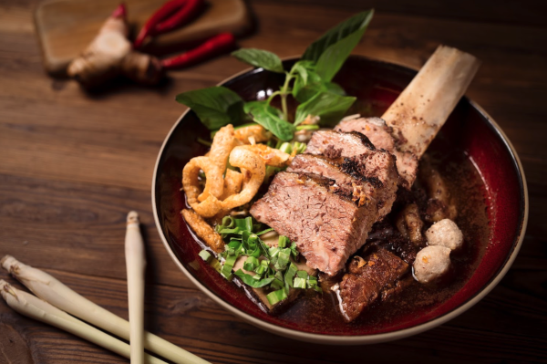 中環美食 | 高級泰菜餐廳進駐中環！招牌牛肋骨船麵/冬蔭功海鮮粥/泰式無骨鳳爪