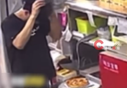 北上注意｜內地人氣Pizza店爆嘔心食安危機！員工除帽狂𢯎頭皮落Pizza 網民直呼反胃：不敢再食