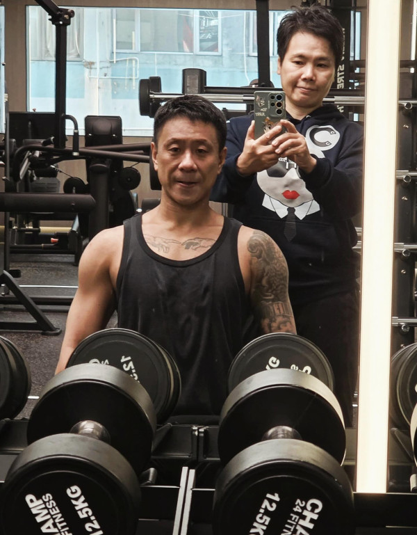 43歲失婚男藝人無預警公開新戀情！認愛圈外女友罕有放閃面貼面親密合照