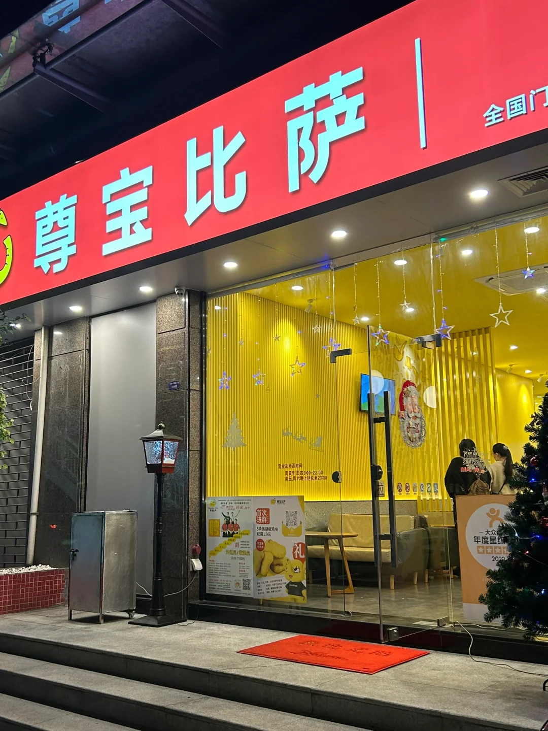 北上注意｜內地人氣Pizza店爆嘔心食安危機！員工除帽狂𢯎頭皮落Pizza 網民直呼反胃：不敢再食