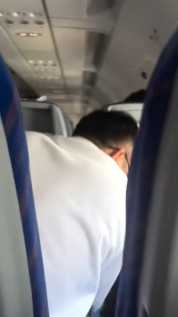 飛機乘客機艙隨地吐痰!缺德行為引發熱議 網民直呼:做人基本道德在哪?