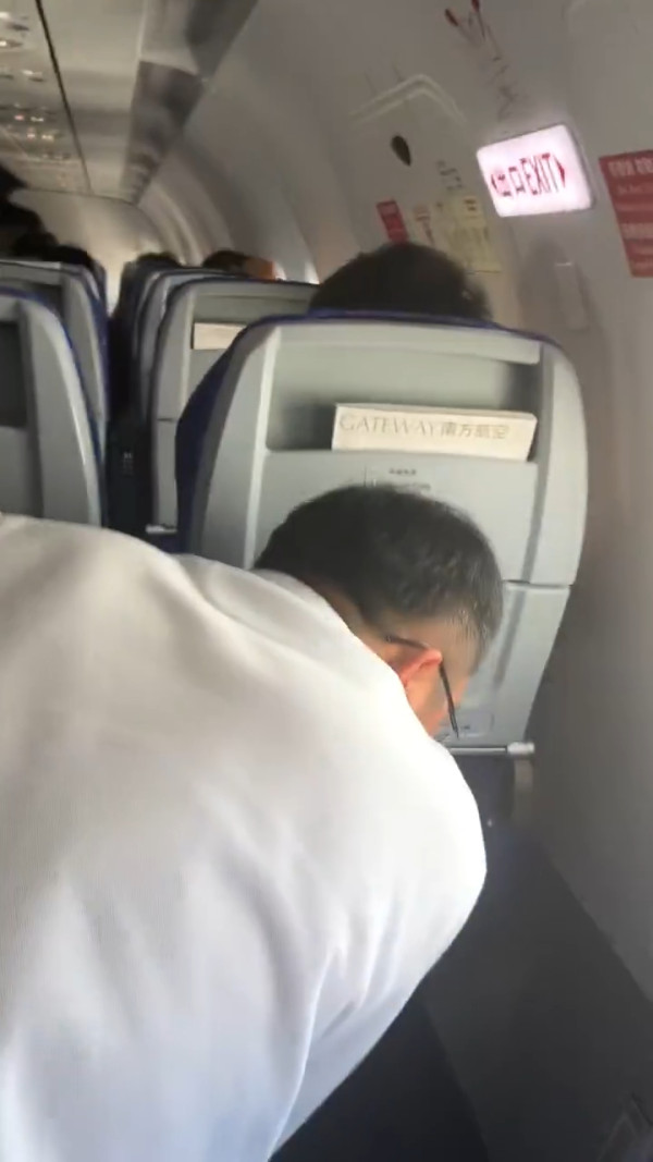 飛機乘客機艙隨地吐痰!缺德行為引發熱議 網民直呼:做人基本道德在哪?