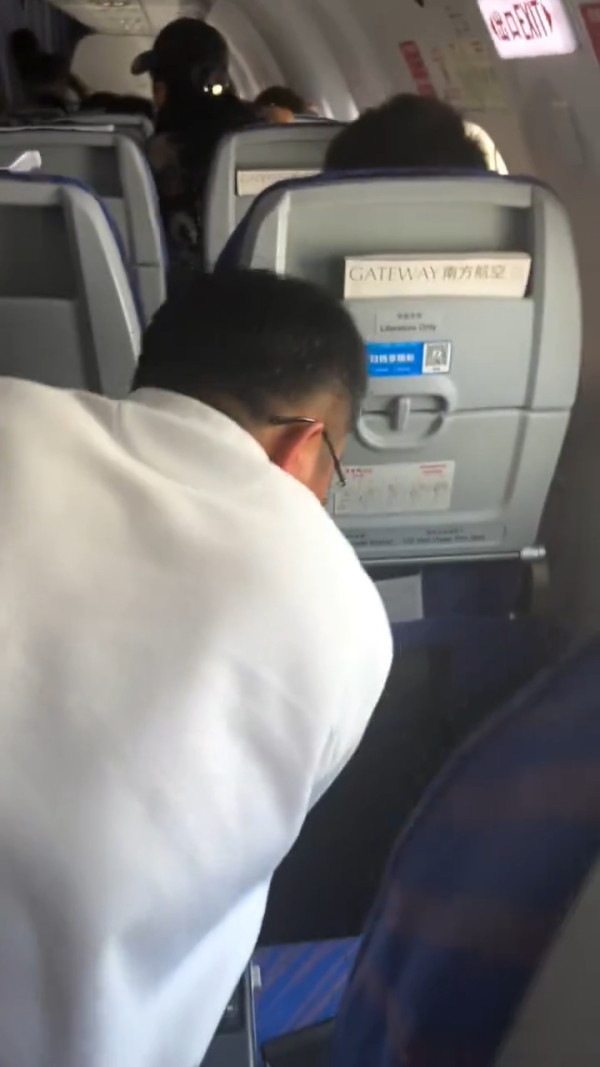飛機乘客機艙隨地吐痰!缺德行為引發熱議 網民直呼:做人基本道德在哪?