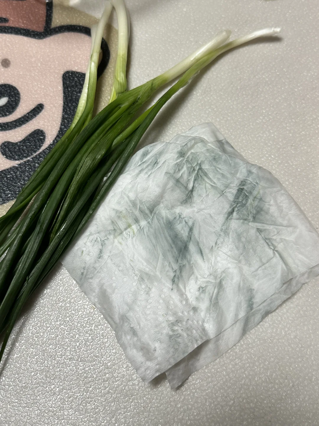 買蔥抹出恐怖藍綠色？食安中心拆解甩色蔥真面目/過量攝入恐傷身 教3招避開無毒蔥