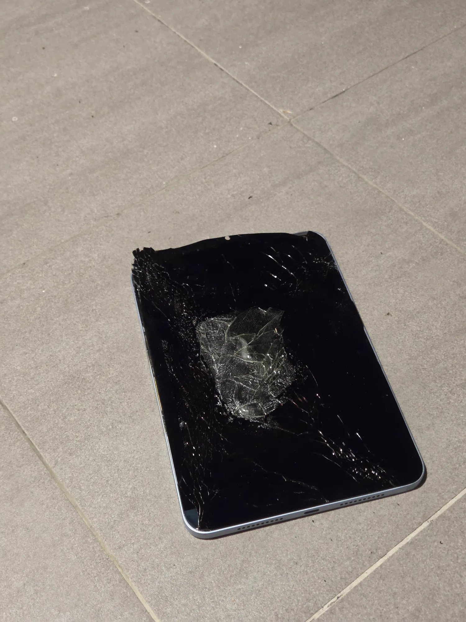 胡亂放置手機充電隨時燒毀全家！苦主 iPad mini 充電突爆裂冒煙　消防示警：切勿放呢 3 個位置