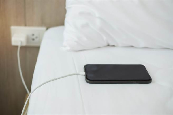胡亂放置手機充電隨時燒毀全家！苦主 iPad mini 充電突爆裂冒煙　消防示警：切勿放呢 3 個位置