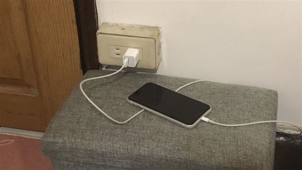 胡亂放置手機充電隨時燒毀全家！苦主 iPad mini 充電突爆裂冒煙　消防示警：切勿放呢 3 個位置