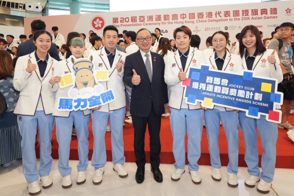 香港赛马会主席利长长江(中)为出征爱知·名古屋亚运的中国香港乒乓球代表打气。(相片由马会提供)