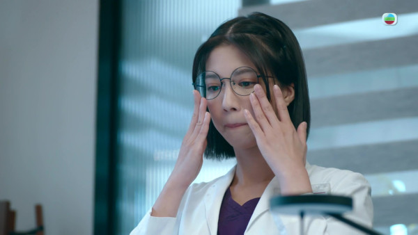 死有对证｜吴若希被误认妓女时尚打扮获赞衣架身材 陈晓华十指托眼镜可爱爆灯